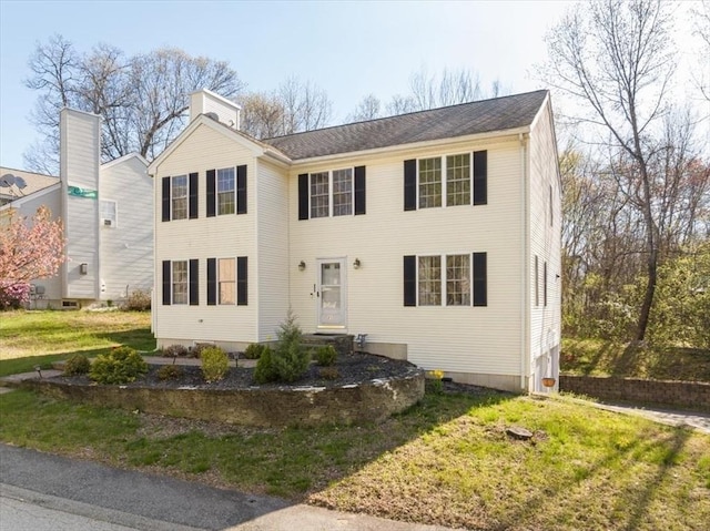 view of front of house featuring a front lawn