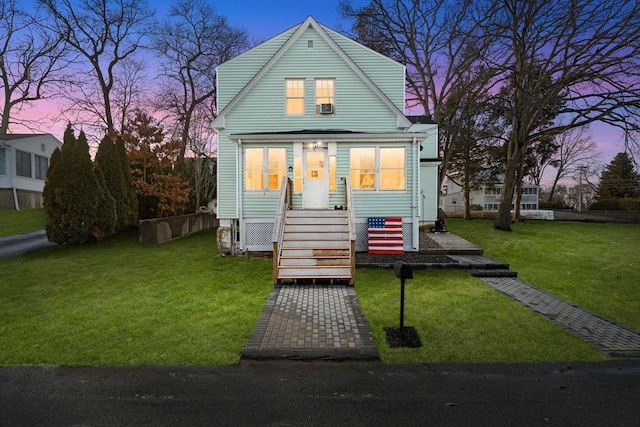 view of front of property featuring a lawn