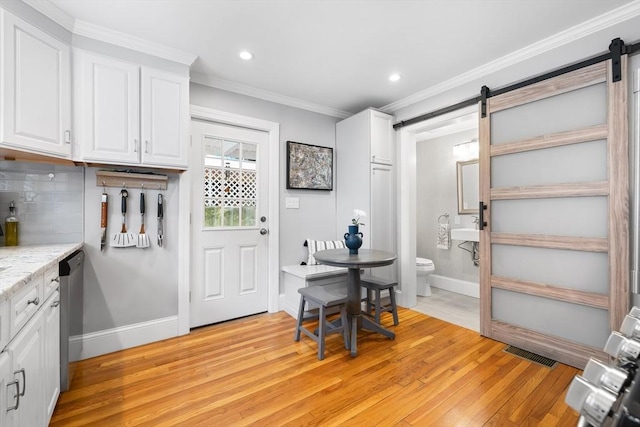 72 Edgecliff Rd Unit 72, Watertown, MA 02472 - dining room featuring a barn door, light wood-type flooring, ornamental molding, baseboards, and recessed lighting