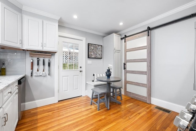 72 Edgecliff Rd Unit 72, Watertown, MA 02472 - dining room with a barn door, light wood-style floors, baseboards, crown molding, and recessed lighting