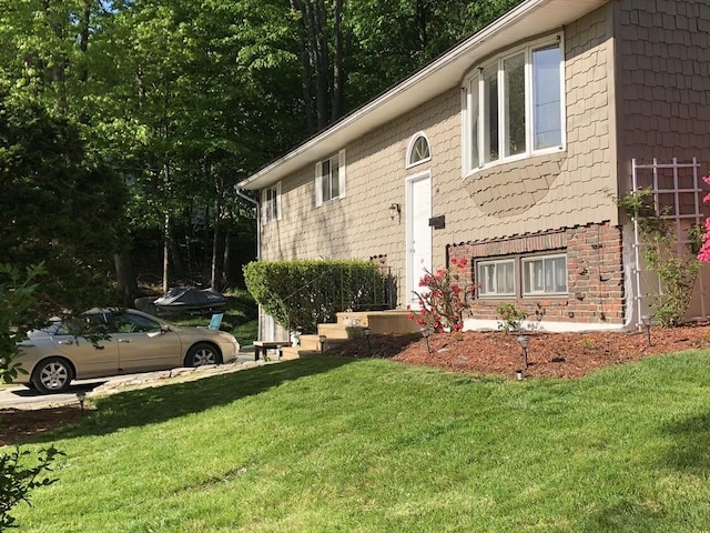 view of front facade with a front yard