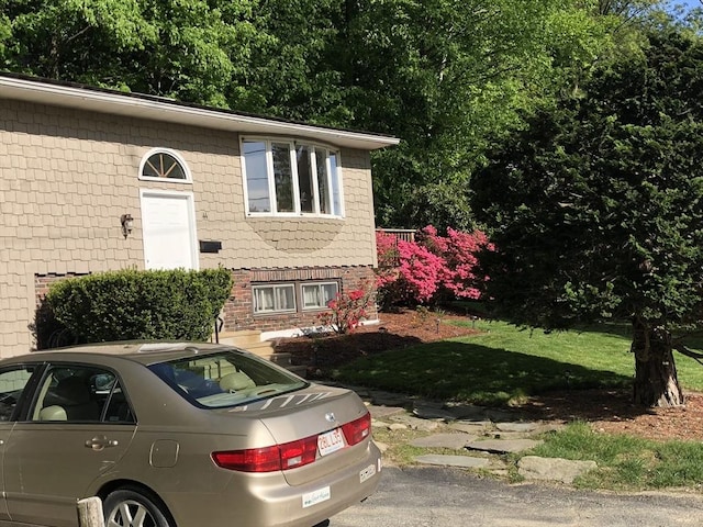 view of front facade featuring a front yard