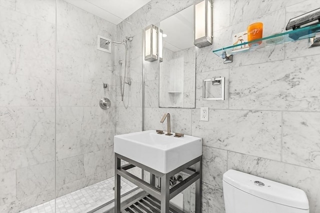 65 E India Row Unit 28Ef, Boston, MA 02110 - bathroom with tiled shower, vanity, and tile walls