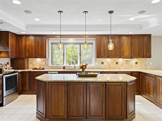 kitchen featuring stainless steel range with electric stovetop, a tray ceiling, a center island, and a sink