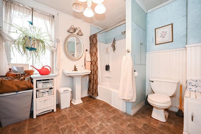 full bathroom with sink, toilet, shower / bath combo with shower curtain, and crown molding