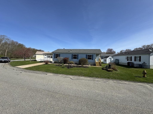 view of front facade featuring a front lawn and concrete driveway