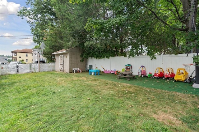 view of yard featuring a storage unit