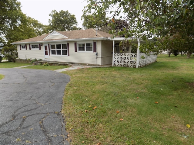 single story home with a front lawn