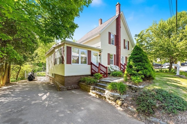17 S High St, Ashburnham, MA 01430 - traditional home with a chimney