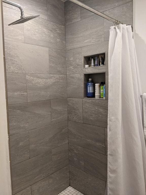 full bath featuring tiled shower