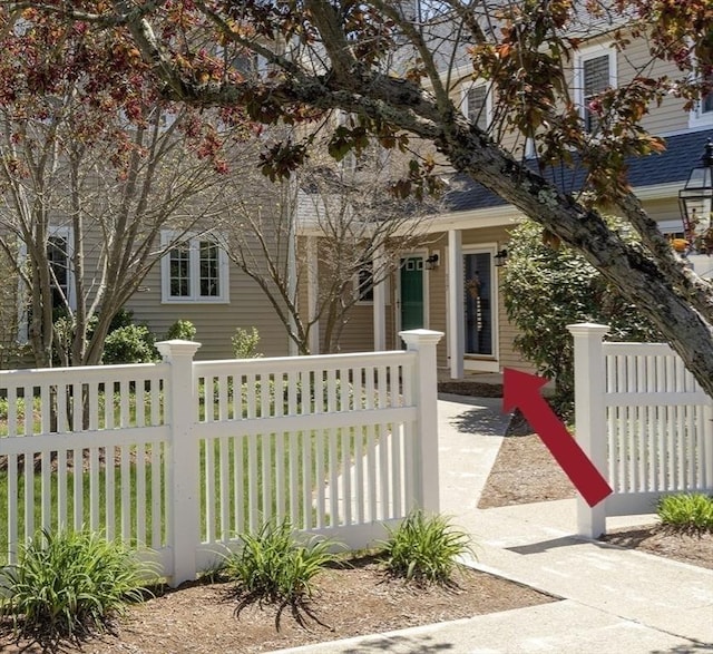 view of front of house featuring a fenced front yard