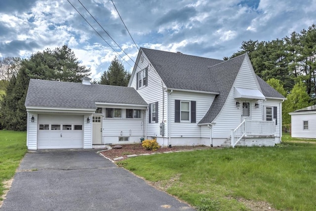 view of front of property featuring a shingled roof, a garage, a front yard, and driveway