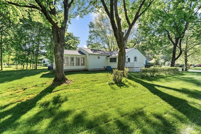 view of green lawn
