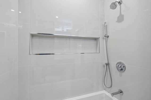 bathroom with tiled shower / bath combo