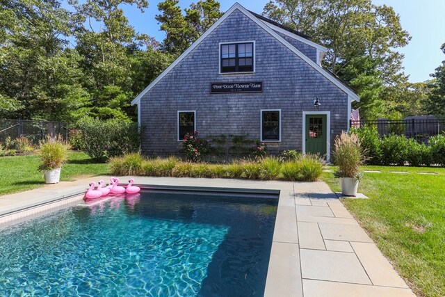 view of swimming pool featuring a lawn