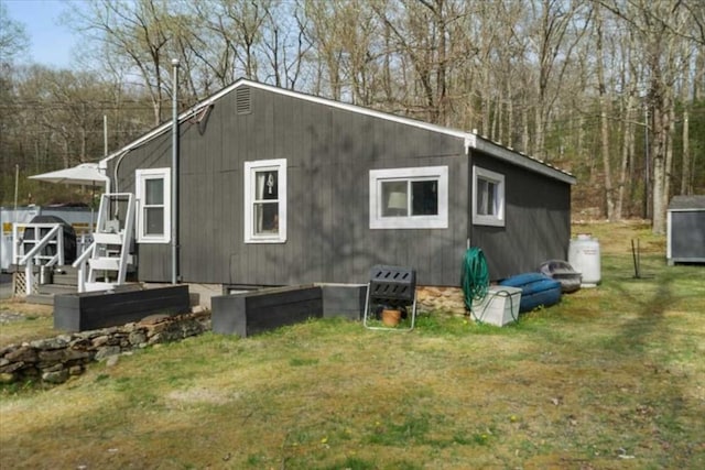 view of side of property featuring a lawn