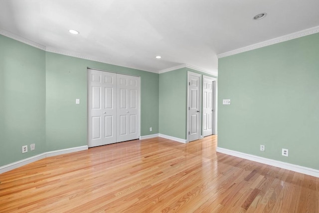 unfurnished bedroom with light wood-type flooring, baseboards, a closet, ornamental molding, and recessed lighting