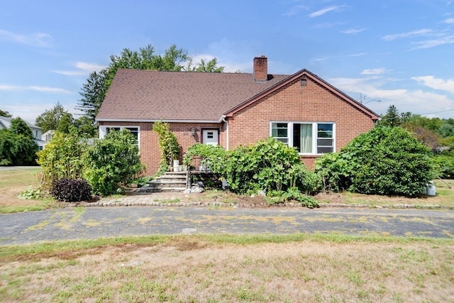 view of front of property featuring a front yard