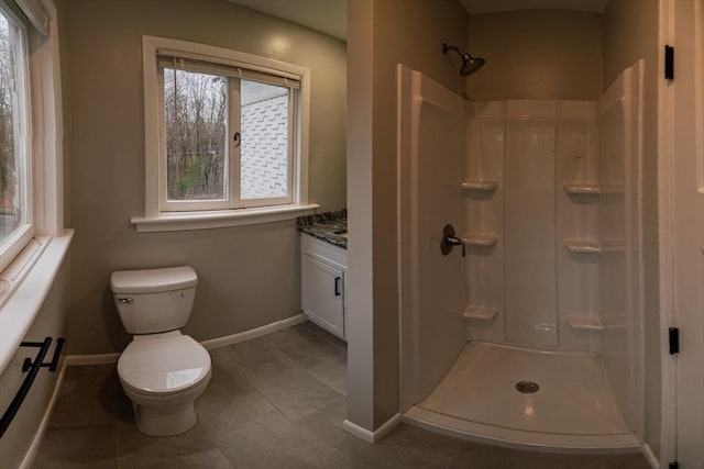 full bathroom featuring toilet, baseboards, a shower, and vanity