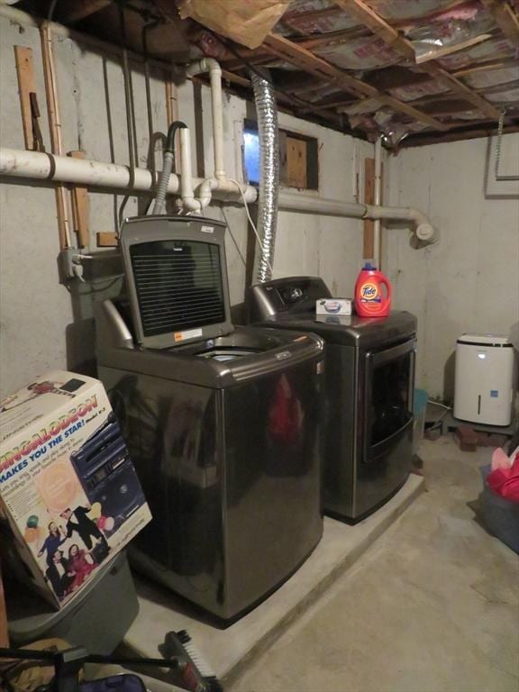 interior space featuring laundry area and independent washer and dryer