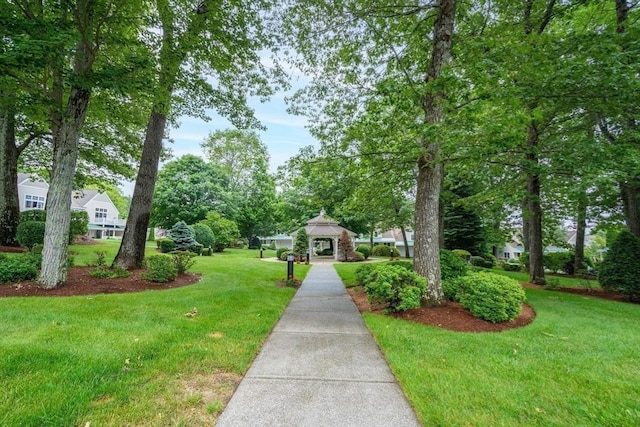 43 Blossom Sq Unit 43, Holden, MA 01520 - surrounding community featuring a yard