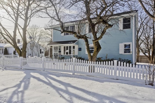 view of front of house featuring a fenced front yard