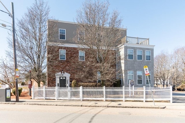 view of front of house featuring a fenced front yard