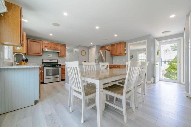 dining room featuring light wood-style floors, recessed lighting, and baseboards