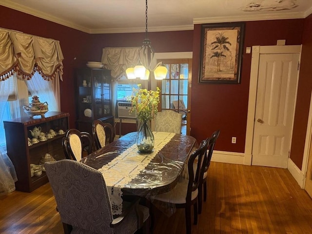 dining room featuring dark hardwood / wood-style flooring, a notable chandelier, and crown molding