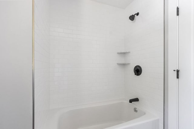 bathroom featuring tiled shower / bath combo