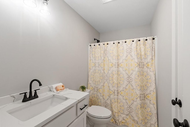 bathroom with toilet, a shower with curtain, and vanity
