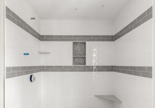 bathroom featuring a tile shower