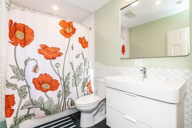 full bathroom with toilet, curtained shower, vanity, and visible vents