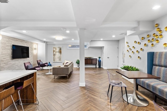 living area featuring visible vents, recessed lighting, and baseboards