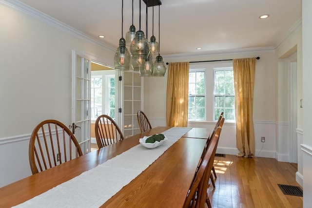 dining room with ornamental molding, recessed lighting, visible vents, and hardwood / wood-style flooring
