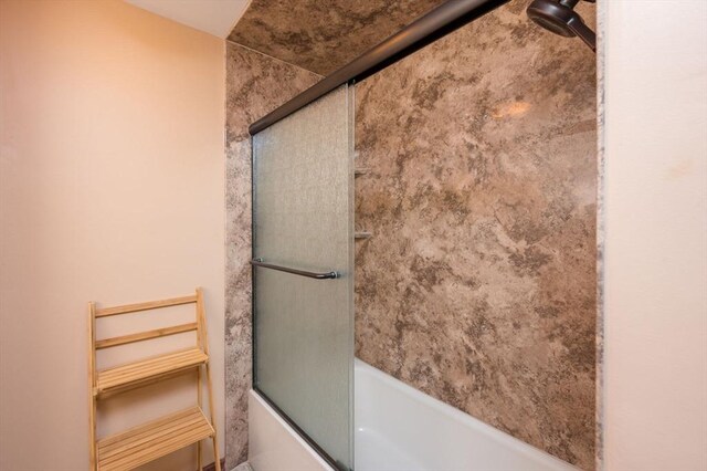 bathroom with enclosed tub / shower combo