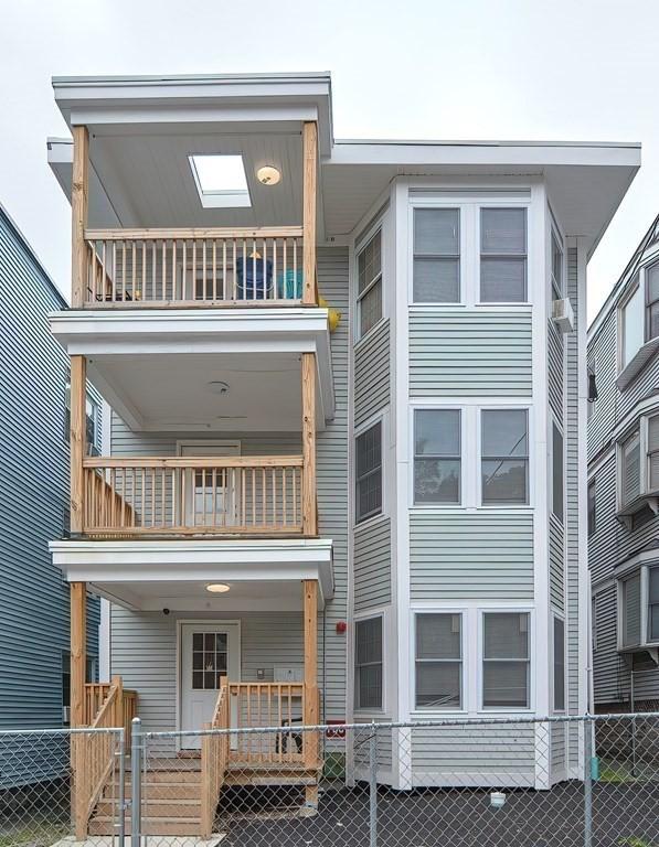 view of front of property featuring a balcony