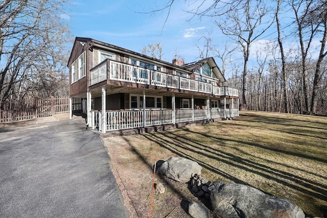 view of front of house featuring a wooden deck and a front yard