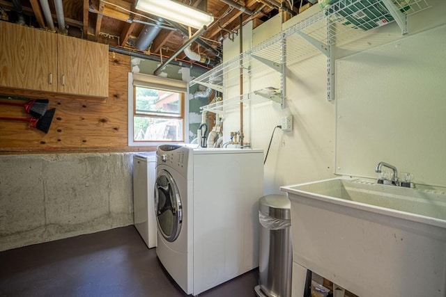 washroom with sink and independent washer and dryer