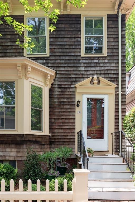 24 Foster St, Cambridge, MA 02138 - doorway to property