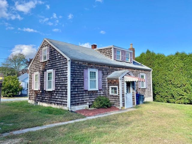 view of front facade with a front lawn