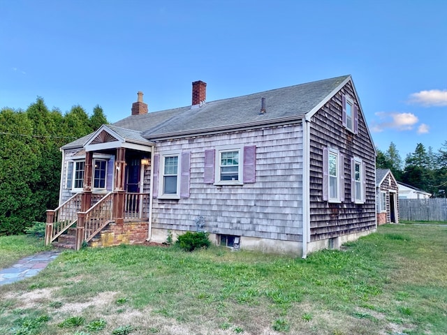 view of front of property featuring a front yard