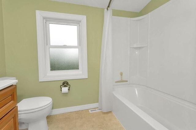 full bath featuring vanity, baseboards, toilet, and shower / bath combo with shower curtain