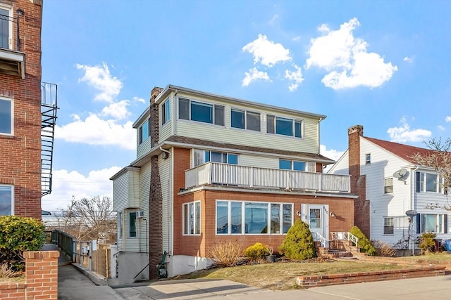 view of front of home featuring a balcony