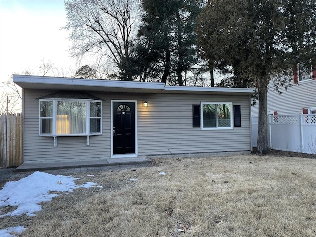 view of front of house featuring a front lawn