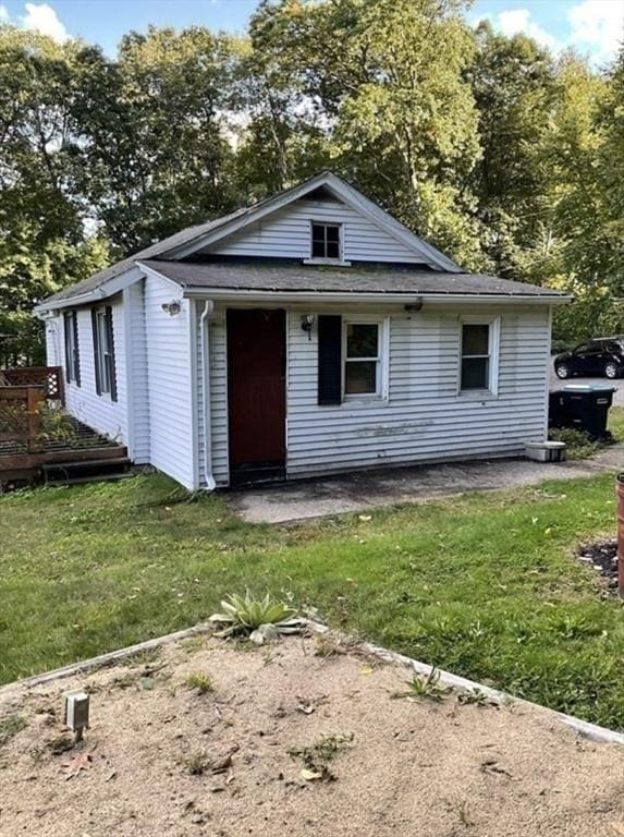 view of front of house with a front yard