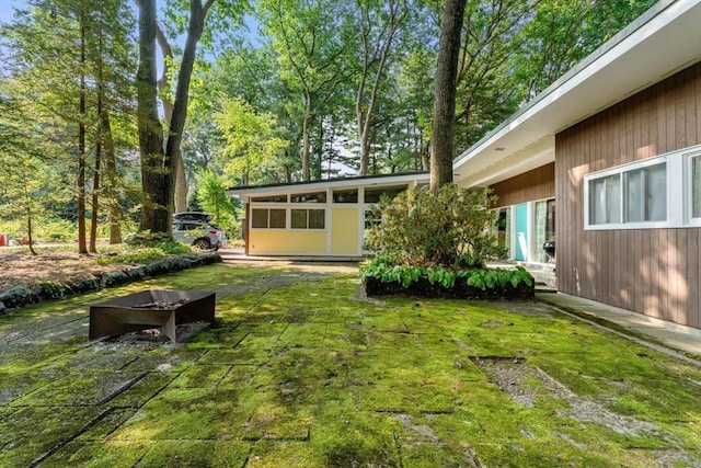 view of yard featuring a fire pit