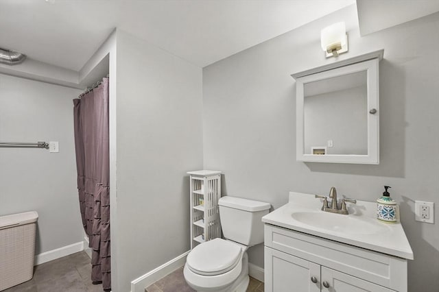 full bathroom with a shower with curtain, baseboards, vanity, and toilet