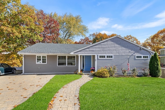 ranch-style home featuring a front lawn