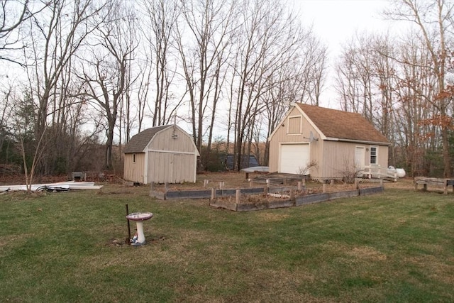 view of yard with an outdoor structure